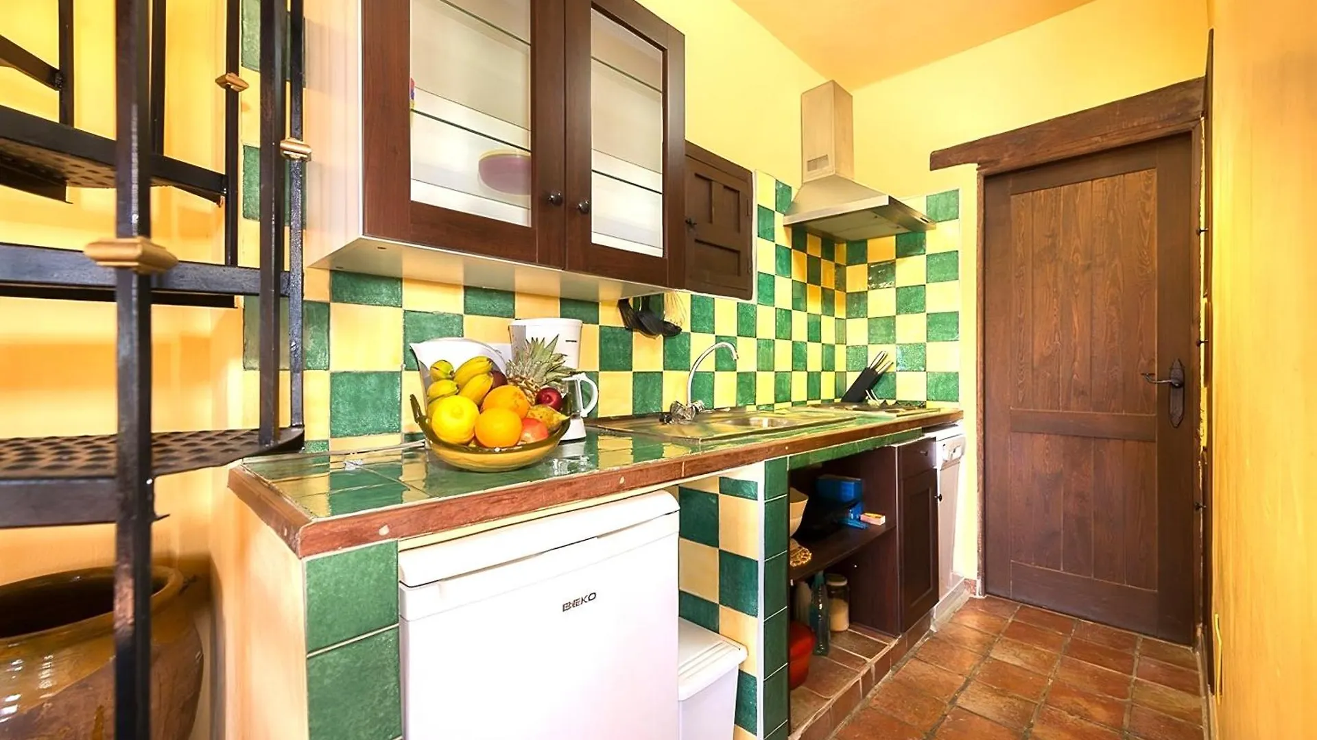 Castle Tower Apartment In Rural Holiday Park 'Picasso' Tolox